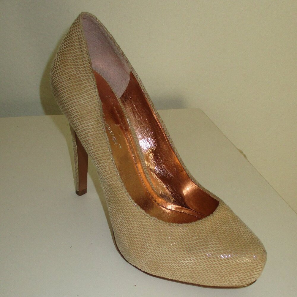 BCBGeneration "Parade" Womens Tan Leather .75" Platform Pump w/4" (net) Heel- 8M